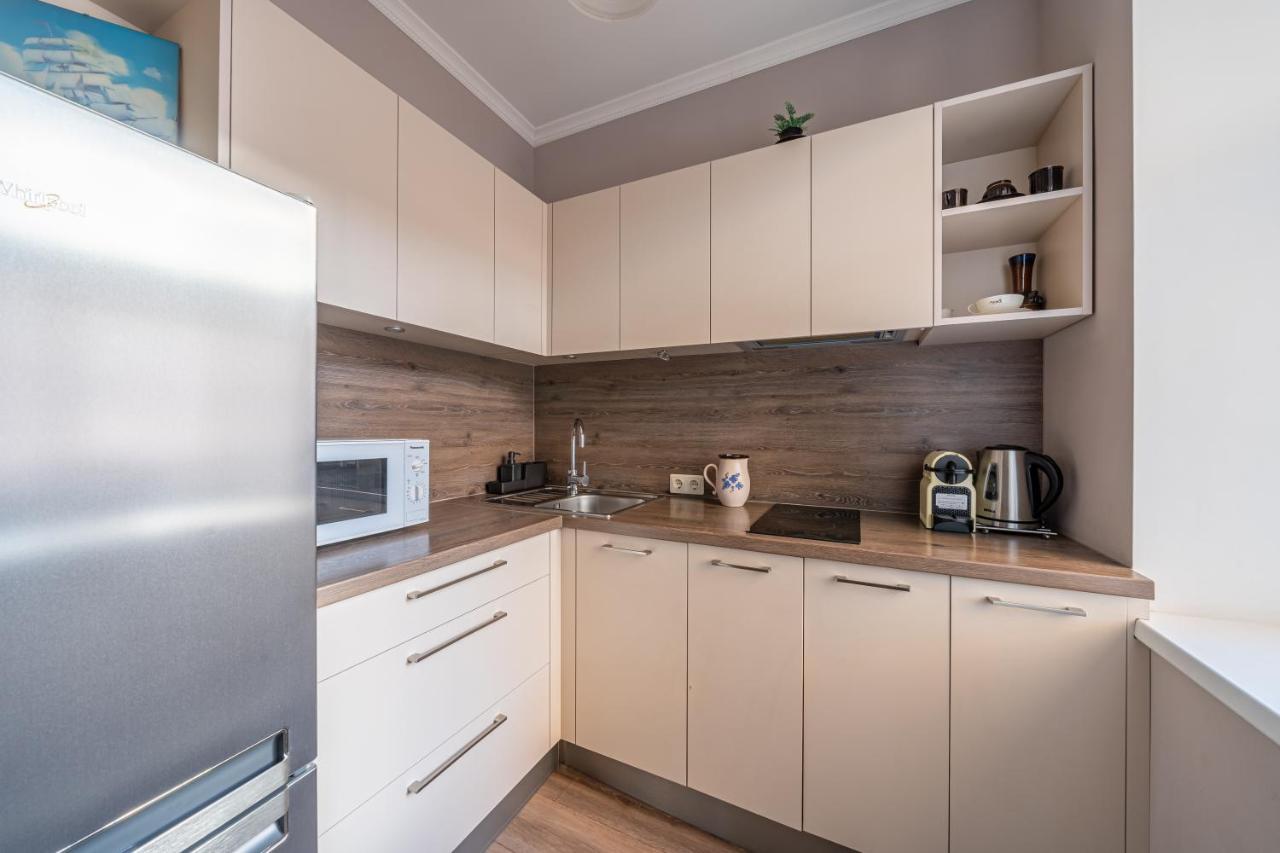 Stylish Latvian Classic 1-Bedroom Apartment Near City Center, Parks & Public Transport Links Riga Exterior photo