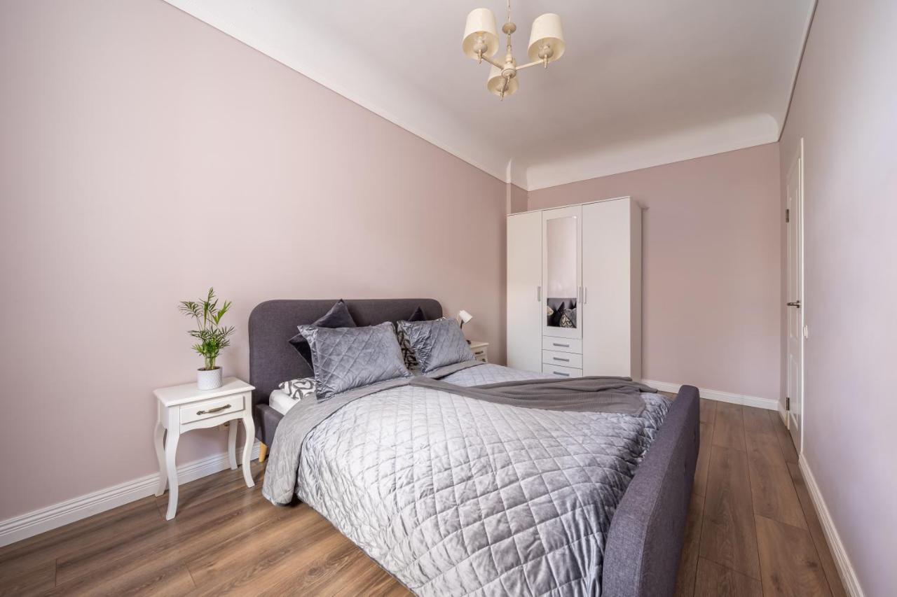 Stylish Latvian Classic 1-Bedroom Apartment Near City Center, Parks & Public Transport Links Riga Exterior photo