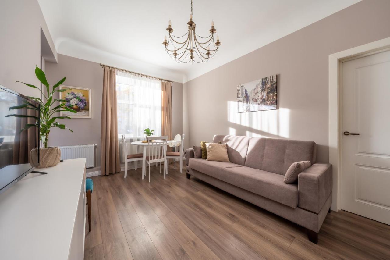 Stylish Latvian Classic 1-Bedroom Apartment Near City Center, Parks & Public Transport Links Riga Exterior photo