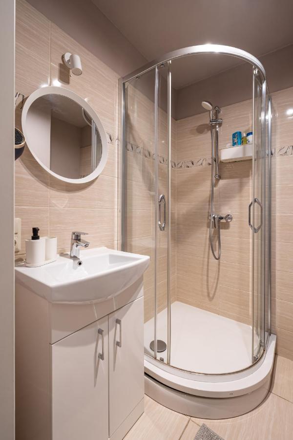 Stylish Latvian Classic 1-Bedroom Apartment Near City Center, Parks & Public Transport Links Riga Exterior photo