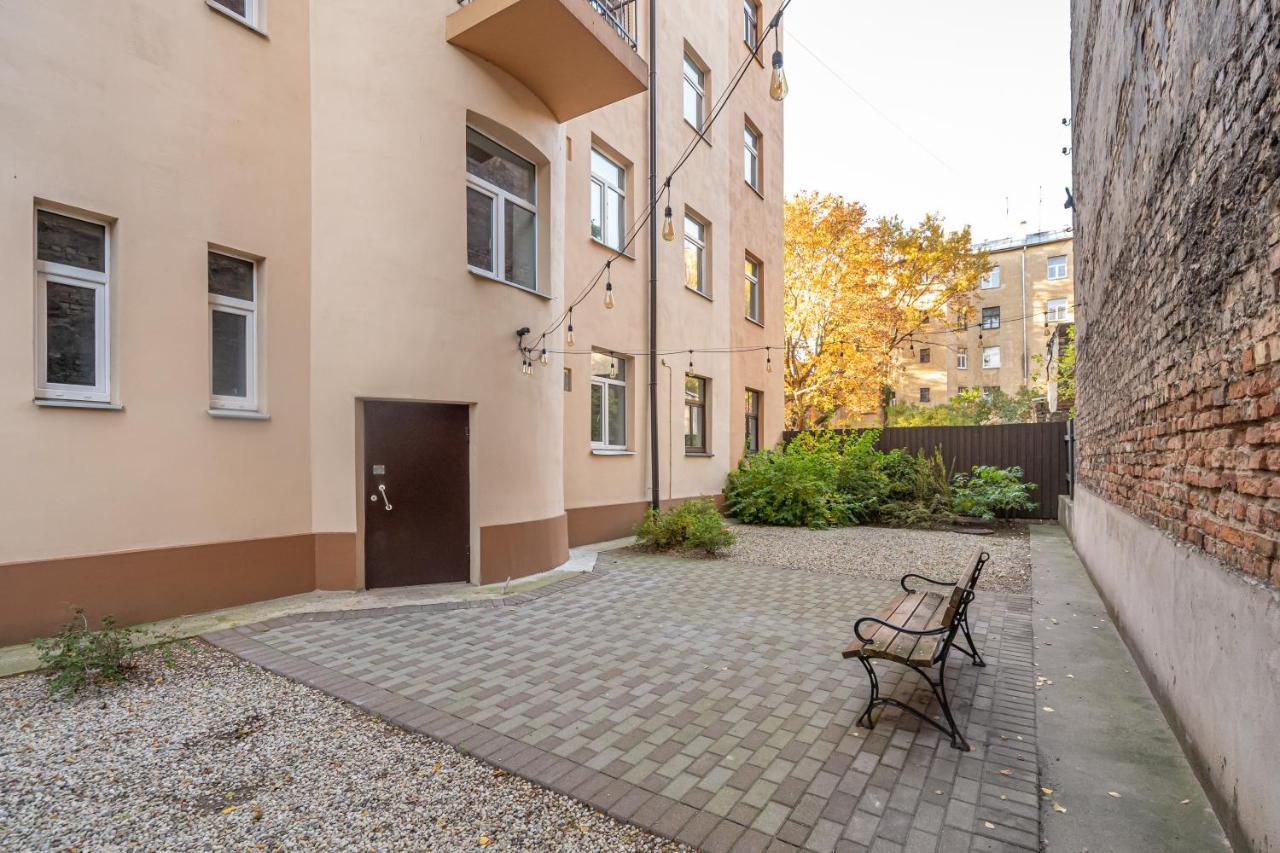 Stylish Latvian Classic 1-Bedroom Apartment Near City Center, Parks & Public Transport Links Riga Exterior photo