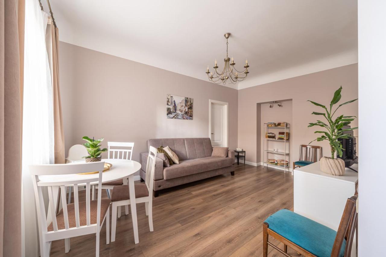 Stylish Latvian Classic 1-Bedroom Apartment Near City Center, Parks & Public Transport Links Riga Exterior photo