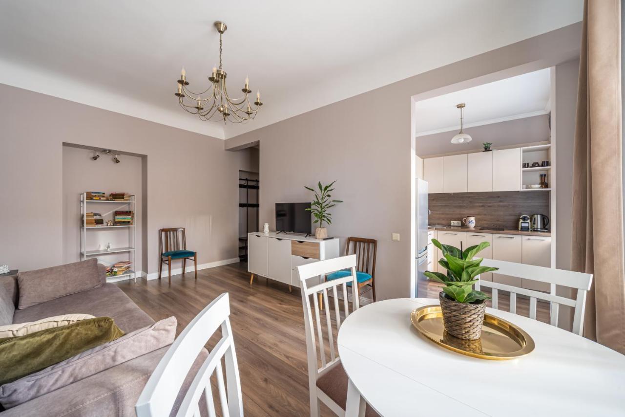 Stylish Latvian Classic 1-Bedroom Apartment Near City Center, Parks & Public Transport Links Riga Exterior photo