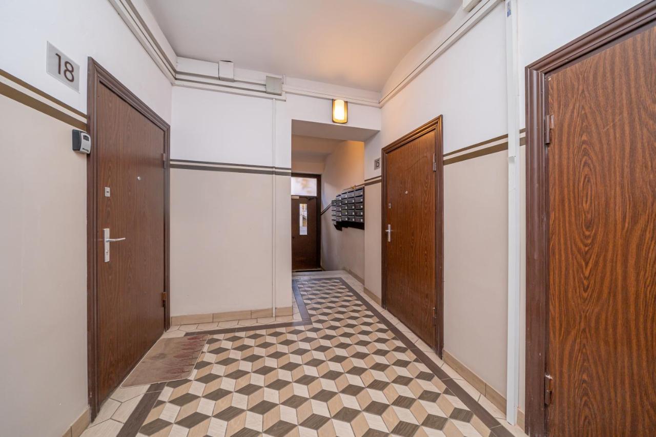 Stylish Latvian Classic 1-Bedroom Apartment Near City Center, Parks & Public Transport Links Riga Exterior photo